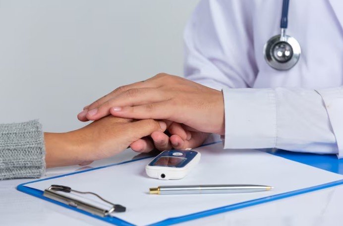 Doctor providing best diabetes treatment in Vivek Vihar with patient care